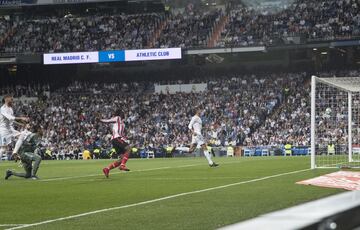 Iñaki Williams scores for Athletic Bilbao and makes it 0-1.