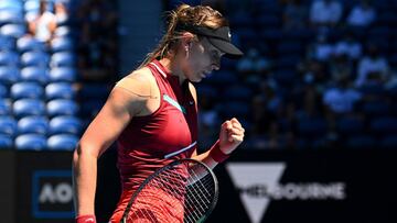 La tenista española Paula Badosa celebra un punto durante su partido ante Madison Keys en octavos de final del Open de Australia 2022.