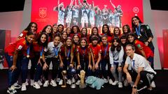 Las jugadoras de la selección sub-17 femenina de fútbol posan junto al trofeo de Campeonas del Mundo durante el homenaje que la Federación Española de Fútbol (RFEF), les ha rendido este martes en Las Rozas