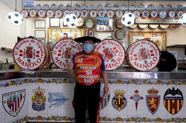 Manuel Cáceres Artesero, más conocido como Manolo el del bombo, posa con una mascarilla en su bar de Valencia, después de anunciar su inminente jubilación tras verse obligado a cerrar por la crisis del coronavirus. Manolo es el más incondicional de los aficionados al fútbol, y su bar es un auténtico museo del balompié.