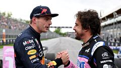 Verstappen, pole, saluda a Fernando Alonso, segundo.