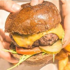 El dueño de un restaurante hace cuentas y enseña cuánto gana realmente por cada hamburguesa que vende