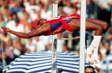 Su primera participación en unos Juegos Olímpicos fue en Barcelona 92. Ganó la medalla de oro con la marca de 2,34 metros que sobrepasó en el primer intento. Según comentó después de retirarse del deporte, esta competición fue la que le generó más nerviosismo y ansiedad en toda su carrera.