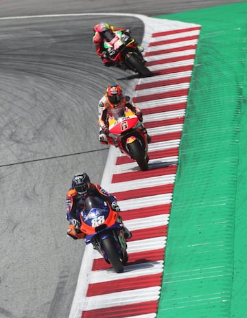 Miguel Oliveira y Stefan Bradl.