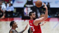 Marc Gasol realiza un pase durante un partido contra Houston Rockets.