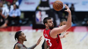 Marc Gasol realiza un pase durante un partido contra Houston Rockets.