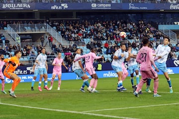 Juanpe gana la posición yu loghra marcar un excelente gol.