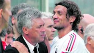 <b>DOBLE ADIÓS. </b>Ancelotti y Maldini se abrazan al término del partido.
