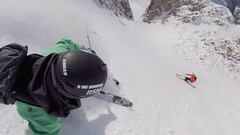 Aymar Navarro (chaqueta verde) graba desde su casco su descenso y el de Adri&agrave; Millan (chaqueta naranja) por una canal en la Val d&#039;Aran (Lleida, Catalunya) aprovechando las inusuales nevadas del mes de octubre en el Pirineo catal&aacute;n. 