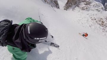 Aymar Navarro (chaqueta verde) graba desde su casco su descenso y el de Adrià Millan (chaqueta naranja) por una canal en la Val d'Aran (Lleida, Catalunya) aprovechando las inusuales nevadas del mes de octubre en el Pirineo catalán.