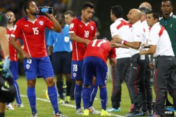 El 13 de junio, Chile derrotó a Australia en Cuiaba por 3-1. El triunfo sobre los océanicos fue el segundo debut ganador de la selección en una cita mundialista fuera de Chile. 
