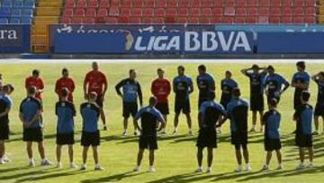 <b>MENTALIZADOS ANTE EL MÁLAGA. </b>La plantilla se ejercitó ayer, entre bromas, en el Ciutat