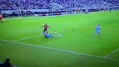 ¡Pero cómo! Parraguez sufre evidente penal en Brasil y no lo cobran