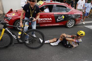 Una moto movió el obstáculo por el que se cayó Roglic: “No ha pasado buena noche”