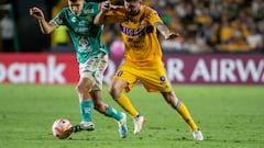 Andre Gignac (d) Tigres and Adonis Frias of León dispute the ball