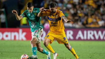 AME4333. MONTERREY (MÉXICO), 25/04/2023.- Andre Gignac (d) de Tigres disputa el balón con Adonis Frias de León hoy, durante el partido de ida correspondiente a la semifinal de la liga de campeones de CONCACAF, disputado en el estadio Universitario de Monterrey (México). EFE/Miguel Sierra