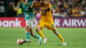 Andre Gignac (d) Tigres and Adonis Frias of León dispute the ball