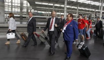 El Sevilla llegó a la estación de Atocha de Madrid donde numerosos aficionados sevillistas animaron con cánticos al equipo.