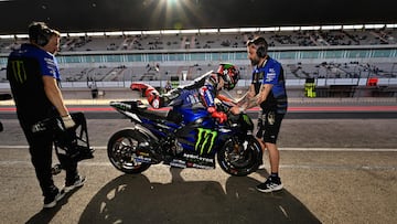 Fabio Quartararo se baja de la Yamaha durante los test de pretemporada en Portimao.