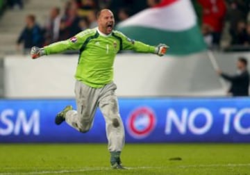 Quizá uno de los últimos exponentes que demuestran que se puede jugar al fútbol de alto nivel sin ser un portento físico ni mucho menos aparentarlo. Kiraly se hizo famoso en la última Eurocopa de Francia al disputar sus partidos con Hungría con un pantalón largo cual pijama.