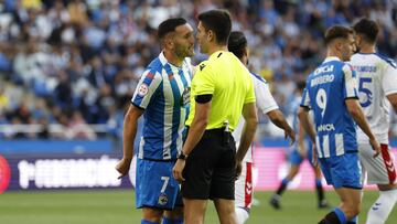 Lucas Pérez recriminando una acción del partido al colegiado García Riesgo.