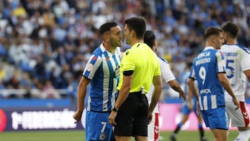 Lucas Pérez recriminando una acción del partido al colegiado García Riesgo.