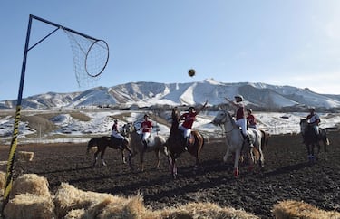 El horseball es un deporte ecuestre en el que hay meter el balón en la canasta del contrario; una mezcla entre rugby y baloncesto, dicen los expertos. Canadá y Francia, en la fotografía, disputaron un encuentro amistoso organizado por la embajada del segundo país en Kok-Jar, una pequeña localidad de Kirguistán.  