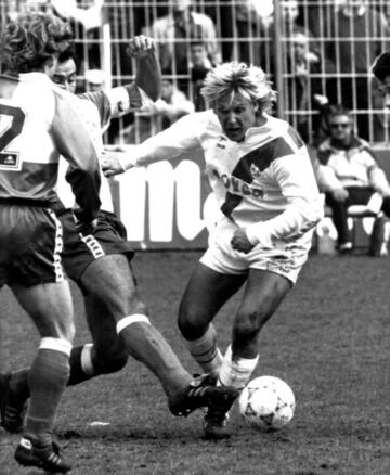 3 a?os estuvo en Espa?a y en las 2 primeras acab車 descendiendo a Segunda (Elche y Rayo). Su tercer a?o fue en la categor赤a de plata con el Rayo Vallecano.