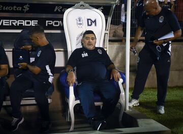 La directiva del Gimnasia homenajeó a Diego Armando Maradona, técnico del equipo, con un imponente trono que será utilizado para los partidos como locales. El exjugador del Napóles lo estrenó durante el duelo ante Vélez.
