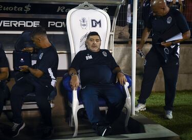 La directiva del Gimnasia homenajeó a Diego Armando Maradona, técnico del equipo, con un imponente trono que será utilizado para los partidos como locales. El exjugador del Napóles lo estrenó durante el duelo ante Vélez.
