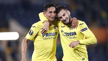 VILLAREAL, SPAIN - NOVEMBER 05: Alex Baena of Villarreal CF celebrates scoring his team's third goal with Yeremi Pino during the UEFA Europa League Group I stage match between Villarreal CF and Maccabi Tel-Aviv FC at Estadio de la Ceramica on Novembe