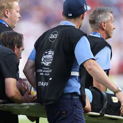 Maxi Araujo sale en camilla del USA vs. Uruguay