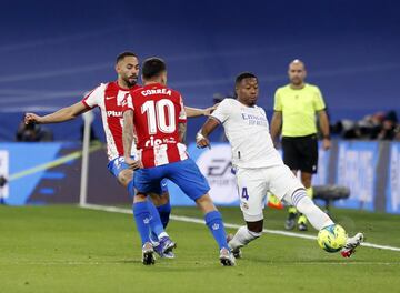 David Alaba con Matheus Cunha y Ángel Correa.