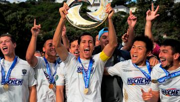 El espa?ol ?ngel Berlanga levanta una de sus Champions League de Ocean¨ªa conquistadas con el Auckland City.
