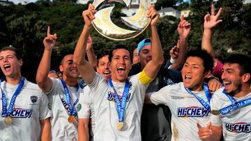 El español Ángel Berlanga levanta una de sus Champions League de Oceanía conquistadas con el Auckland City.