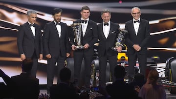 Verstappen y Horner, con los trofeos de campeones de F1 en la Gala de la FIA.