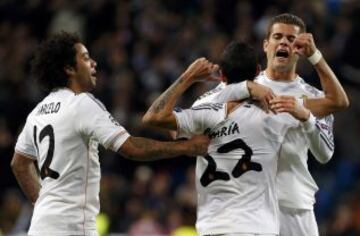 3-1. Di María celebra el tercer gol con sus compañeros.