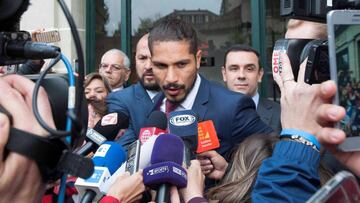 El capitán de la selección peruana de fútbol, Paolo Guerrero, ofrece declaraciones a la prensa, hoy a su salida del Tribunal de Arbitraje Deportivo (TAS) en Lausana (Suiza), que estudia su recurso contra la suspensión de seis meses por dopaje que le impuso la FIFA.