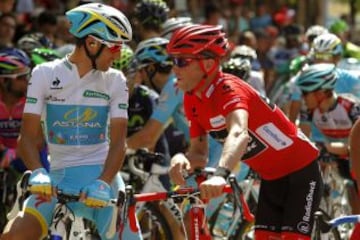 El estadounidense Chris Horner (Radioshack), ganador de la Vuelta Ciclista a España conversa con el italiano del Equipo Astaná, Vicenzo Níbali, poco antes del comienzo de vigésima primera etapa disputada entre Leganés y Madrid, de 142,2 kilómetros