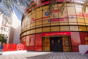 La selección ocupa la parte de la universidad dedicada a las residencias de los estudiantes que normalmente viven allí. Todo ha cambiado para integrar los colores de la selección.