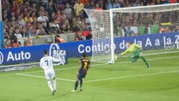 Cristiano Ronaldo chuta a puerta ante Valdés.