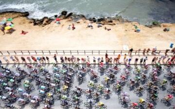 El pelotón a su paso por Torrevieja en la Vuelta España.