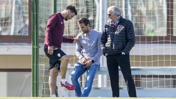 Aduriz bromea con Gurpegi e Iribar en Lezama.