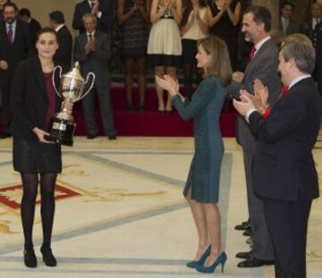 Ángela Salvadores recoge el premio a la mejor progresión de un deportista menor de 18 años. 