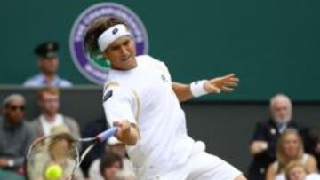 <b>ESTUVO CERCA. </b>Ferrer da una derecha durante su partido de ayer ante Murray en Wimbledon.