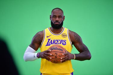LeBron James durante la jornada de prensa de Los Angeles Lakers en el Centro de Entrenamiento de Salud de UCLA en El Segundo, California.