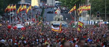 Tras las recepciones oficiales, los campeones se echaron a la calle. Les esperaba el fiel militarismo de una afición tan enloquecida como orgullosa que quería verlos y quererlos. Más de un millón de personas poblaron las calles de la capital y les acompañaron en su desfile victorioso.