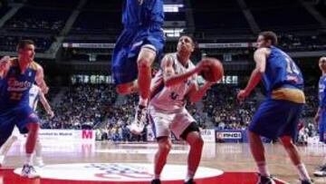 <b>A POR ÉL. </b>Caner-Medley, Welsch y Jasen tratan de parar a Limonad.