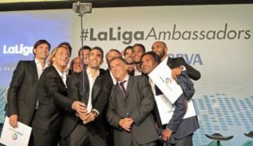 Figo, Kanout¨¦, Kluivert, Karembeu, Albelda, Urzaiz, Salgado, Morientes y Roberto Carlos, Fernando Sanz y Mendieta fueron presentados como embajadores de La Liga.