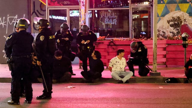 Sin importar tu estatus migratorio, esto es lo que puedes hacer en caso de ser detenido por agentes de ICE en medio de las redadas en Los Ángeles.